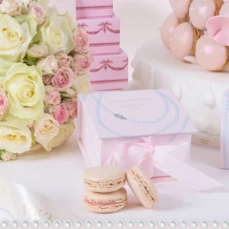 Ladurée X MIKIMOTO聯名禮盒：閃耀珍珠馬卡龍，讓你寵愛媽咪！