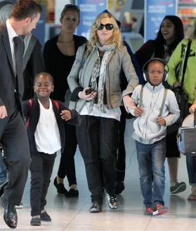 母兼父職好厲害！好萊塢大開威能的單親媽媽