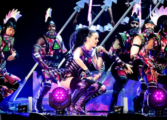 凱蒂佩芮披國旗 穿太陽花裝惹粉絲大呼：太帥啦！