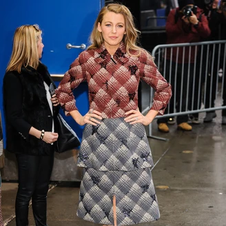 花邊教主布蕾克萊佛莉宣傳新片！Marc Jacobs穿上身，復古亮眼成嬌點