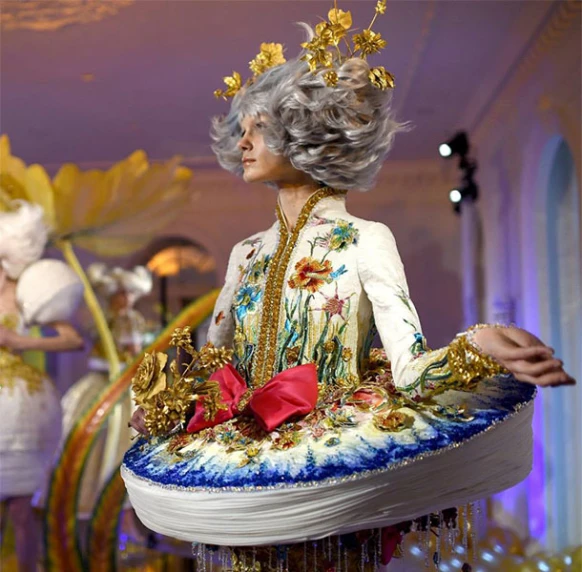 蕾哈娜Met Gala大黃袍的幕後推手！郭培將與MAC推出聯名彩妝