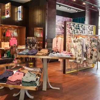 Ted Baker南紡夢時代店正式開幕！王陽明親臨擔任貴賓，與粉絲大玩自拍