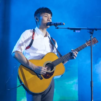 小眼新人王李榮浩的貨櫃巡演!放電大唱兩張專輯與歌王名曲