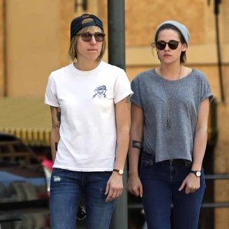 克莉絲汀史都華改交女友大放閃!母親讚勇敢