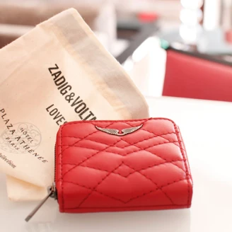 時尚品牌聯手巴黎五星級飯店，住飯店就送獨家零錢小包！