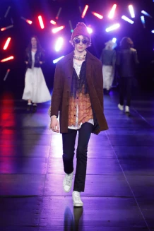 星二代逆襲Saint Laurent！前007皮爾斯布洛斯南之子首登T台走大秀