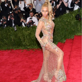 裸體時尚正夯？