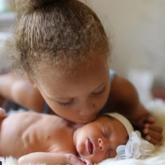 超Sweet!NBA球星柯瑞女兒親吻小妹照療癒滿分