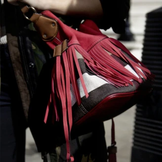 宋智孝也愛！秋冬包款關鍵字就是「流蘇水桶包」