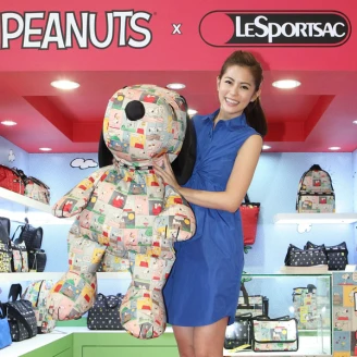 任容萱與Snoopy超可愛為Peanuts X LeSportsac聯名快閃店剪綵