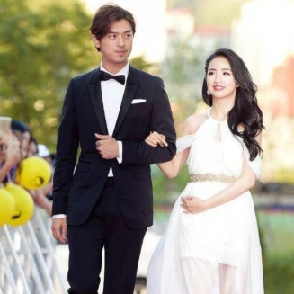 陳柏霖和林依晨甜蜜勾手合體!大仁又青閃翻2015韓國首爾電視劇大獎紅毯