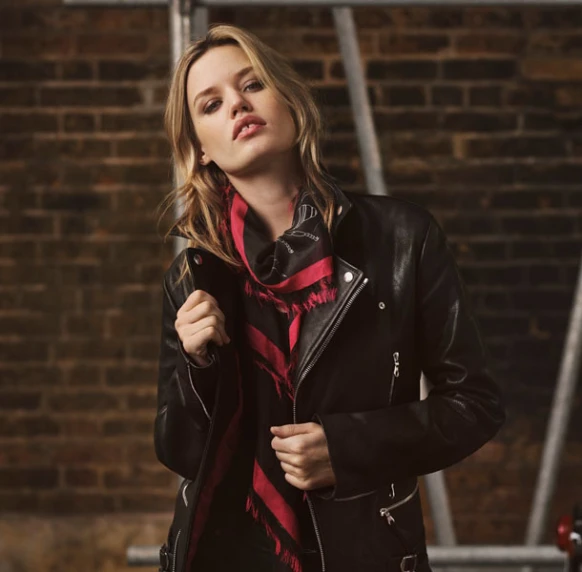 Mulberry × Georgia May Jagger 聯名騎士皮夾克 攜手玩搖滾