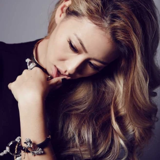  亞洲第一家Alexis Bittar空降台北！蔡詩芸甜戴街頭風飾品大飆新歌