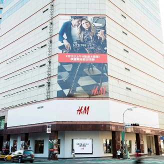 千呼萬喚！H&amp;M 台中中友店開幕了