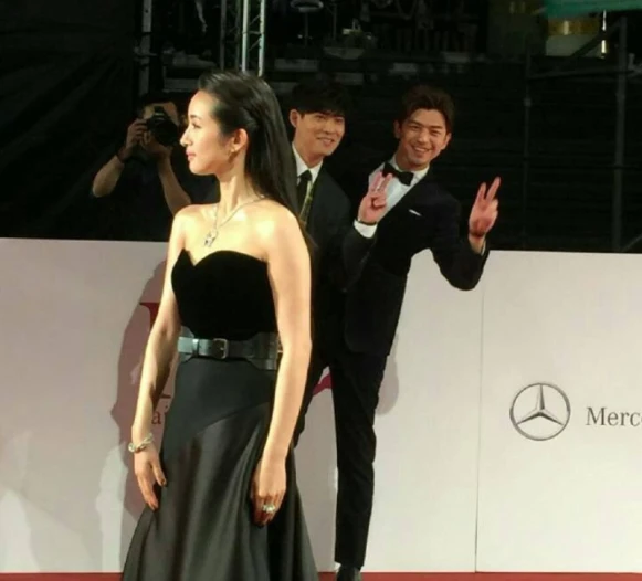 金鐘獎最佳漏網鏡頭!晨神+柏霖+仔仔+丞琳+小S,呆傻甜蜜萌,原來明星私下是這樣的~