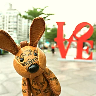 萌度爆表的MCM兔子 持續收服時尚藝文界名人