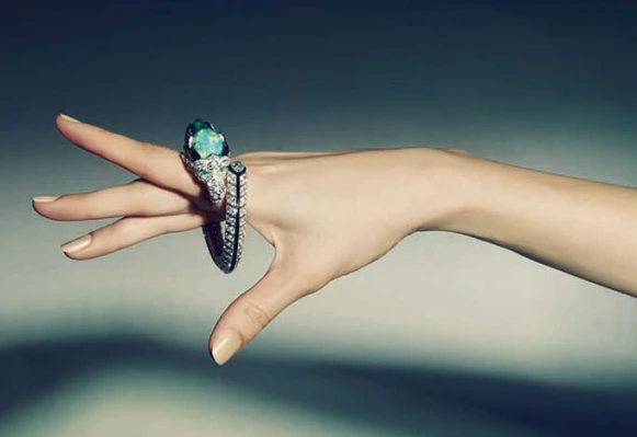 絢爛無比及讓人目眩神迷的 Cartier Etourdissant 將珠寶藝術工藝推向顛峰