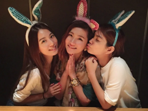 生日不忘力挺同志平等的愛!Selina與姐妹Hebe、Ella 3人再合體