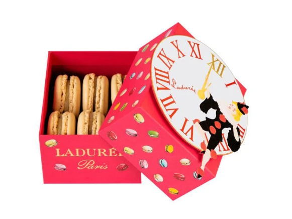 好想咬一口！Ladurée聖誕馬卡龍魔幻登場