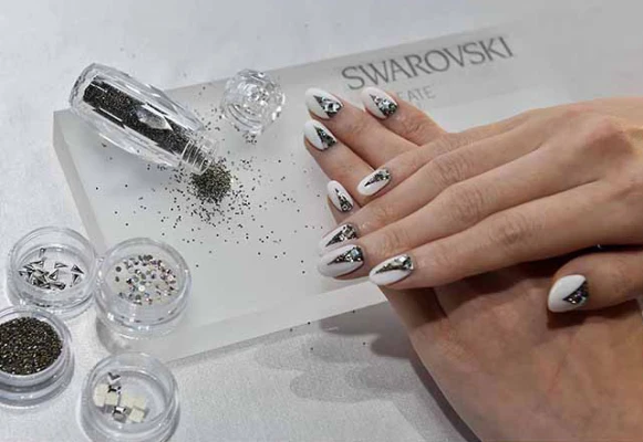 施華洛世奇推出水晶砂美甲盒 為派對季節的造型增添亮點