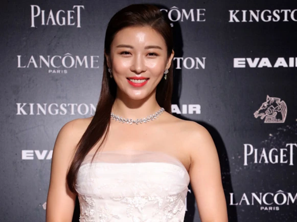 韓國的姊果然正！直擊河智苑金馬現場化妝包的秘密