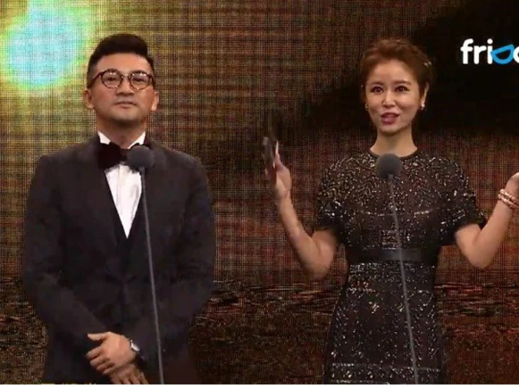 好棒的友情!五阿哥和紫薇金馬台上鬥嘴好開心!