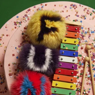 歐美名人最愛的ABCharms彩球吊飾，打造專屬你的字母毛球