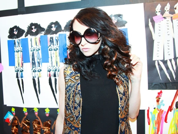 alice + olivia x藝術家Donald Robertson，多彩繽紛的Stacey Bendet躍身自家時裝