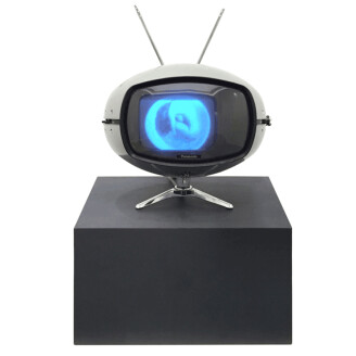 終於登台！激浪派錄像藝術教父—白南準個展