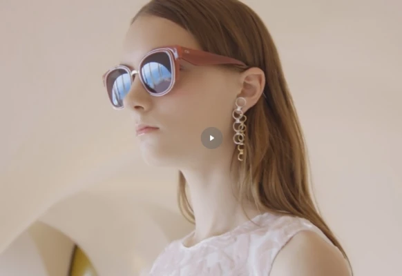 首度亮相！戴著VERY DIOR漫遊浪漫泡泡宮