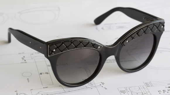 藏不住帥氣！BOTTEGA VENETA的限量版編織紋貓眼墨鏡