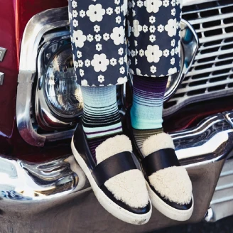 極光視覺美感，迷人漸層色調襪款幫造型大加分