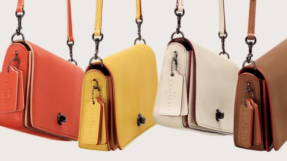 集肩背、斜背、手拿於一包！Coach再推75週年Dinky紀念手袋