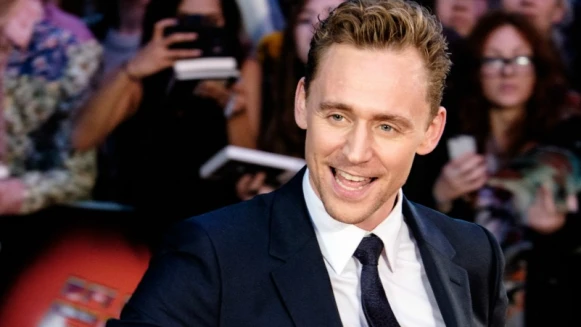 穿上西裝帥度100%!「洛基」湯姆希德斯頓有望成新一任007龐德?