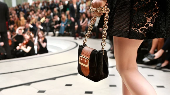 腰帶變包款！BURBERRY向軍旅用品取經 打造時髦Belt bag