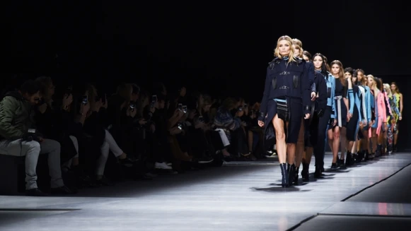 【米蘭時裝周】重回華麗巴洛克！VERSACE秋冬大秀祭出超模Gigi Hadid、Kendall Jenner大展性感黑暗面