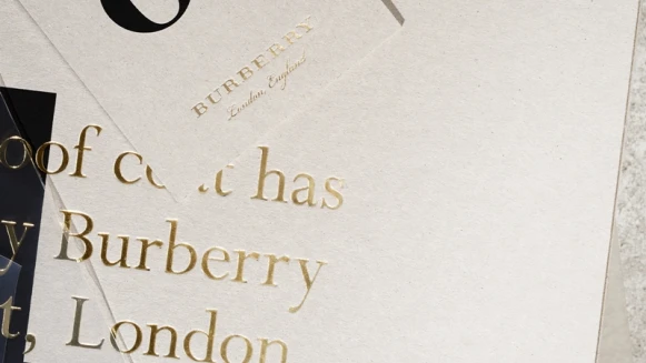 Burberry攜手川久保玲！在Dover Street Market展出20件復刻版風衣