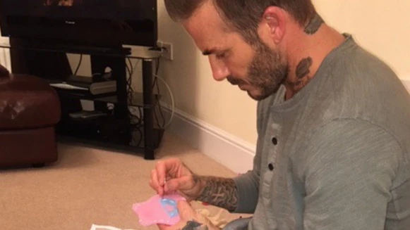 誰能比他更寵小孩!貝克漢親手為小哈潑縫洋裝