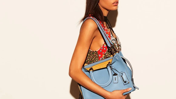 跟著Coach去流浪！春夏全新Rogue手袋是叛逆女孩的隨身行李箱