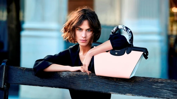 Longchamp推出全新手拿包！大玩粉x黑撞色 甜美又個性