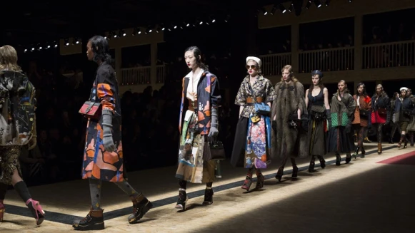 【米蘭時裝週】超現實童話故事！Prada秋冬大秀為俄羅斯娃娃戴上海軍帽