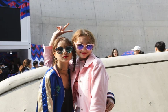 首爾時裝週裡找潮流！呼應春夏的色塊穿搭！