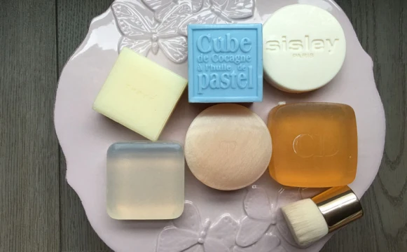 【成分專家掏心教室】別再誤解洗顏皂，保養達人夏日美肌洗顏就靠它！