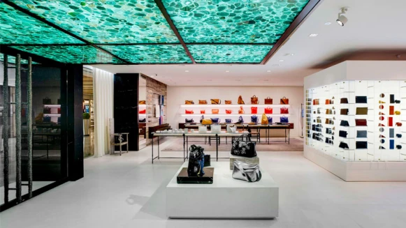 逛到腳痠也要走進來！東南亞最大CASA LOEWE旗艦店登陸新加坡