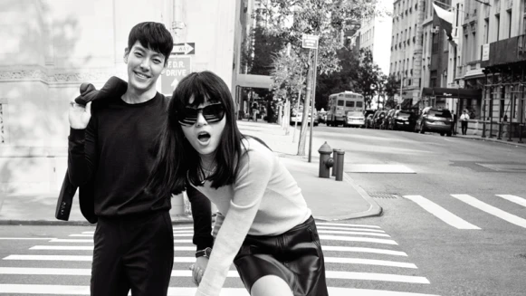 街頭放閃！金宇彬、雎曉雯甜蜜詮釋Calvin Klein超然系列腕表