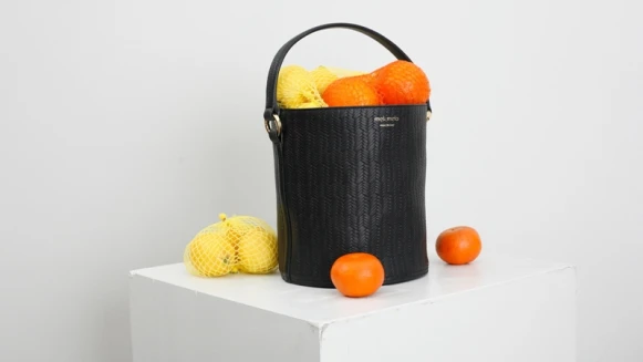 向奧黛莉赫本致敬！meli melo 聖提那水桶編織包