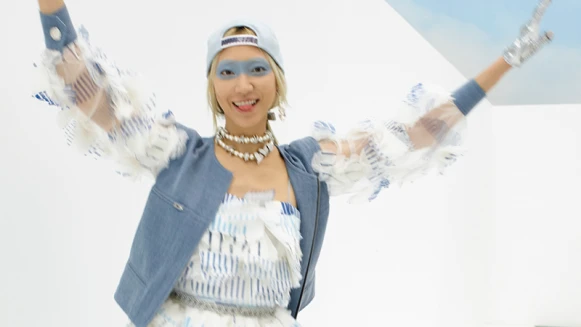 在春夏交接之際，用冷色調的灰藍色單品，為躁動不安的氛圍注入一絲優雅知性。