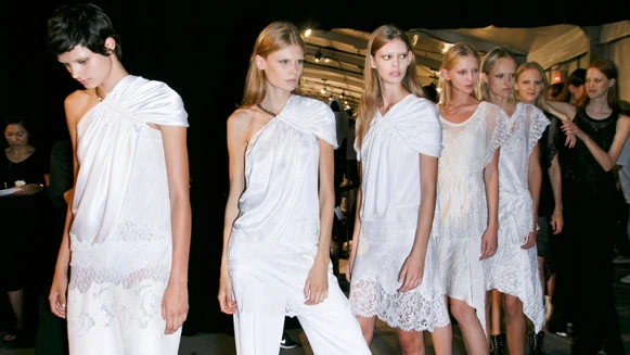 雋永純白色是初夏最清爽的搭配首選。