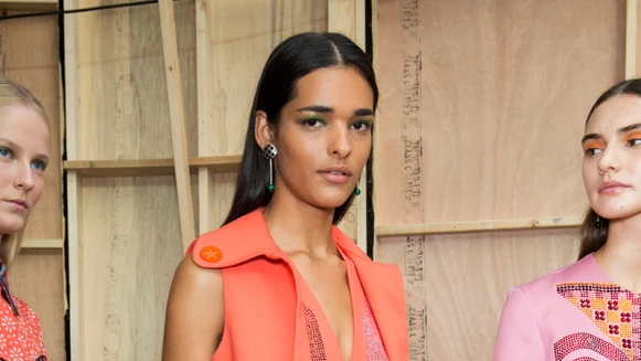 用一抹的溫暖蜜桃橘，將初夏街頭渲染出少女般的青春活力。