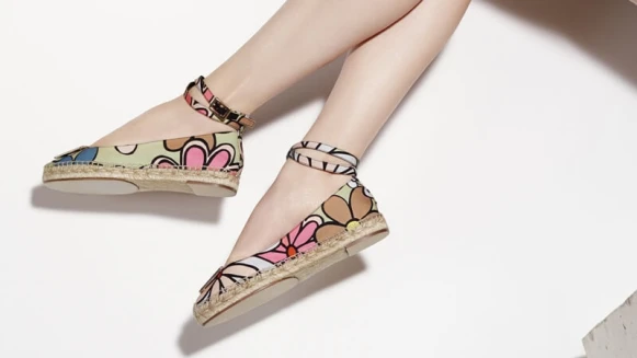 向Roger Vivier先生致敬！春夏系列重新翻玩70年代經典印花